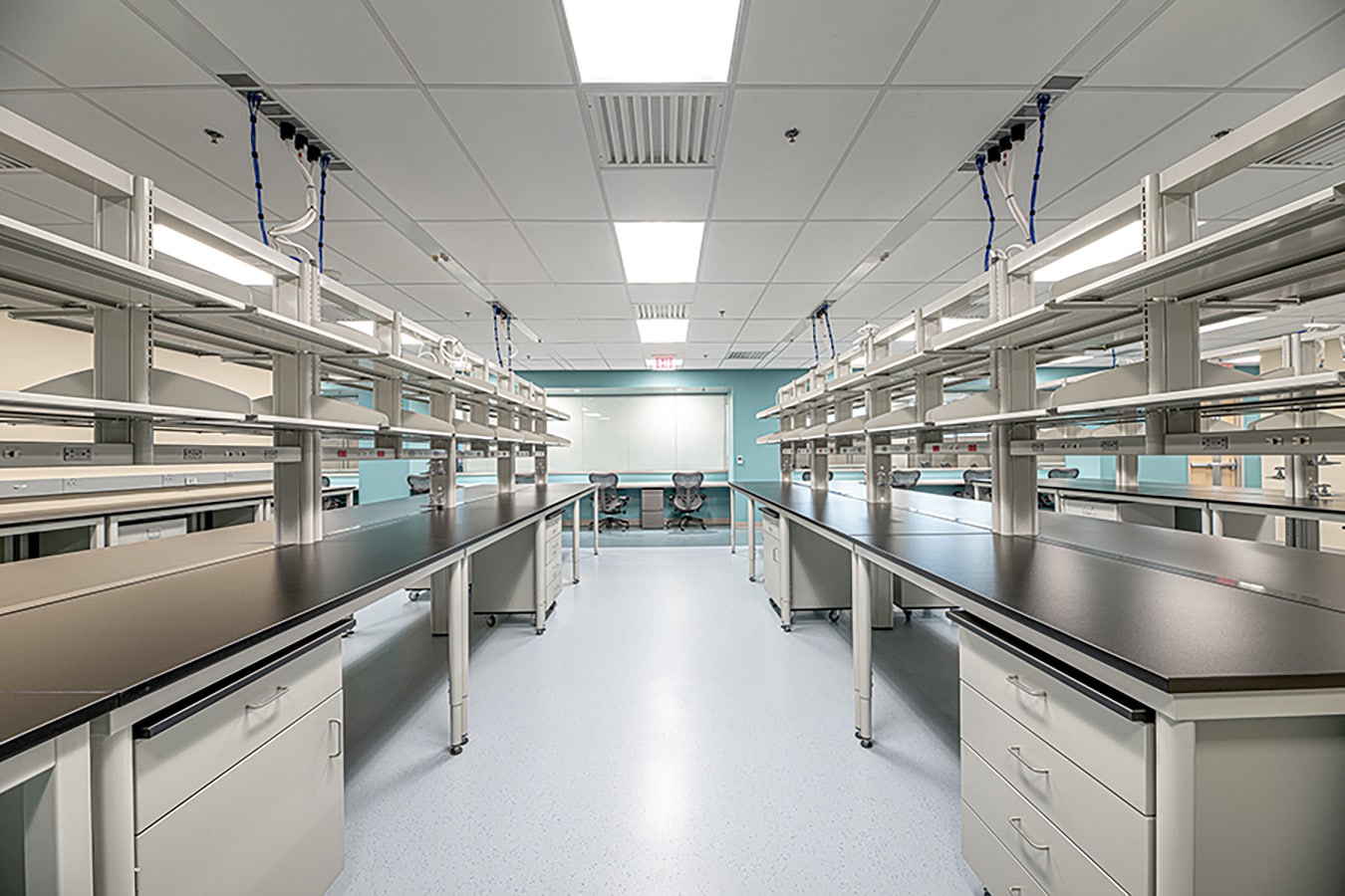 Solution Series flexible lab furniture